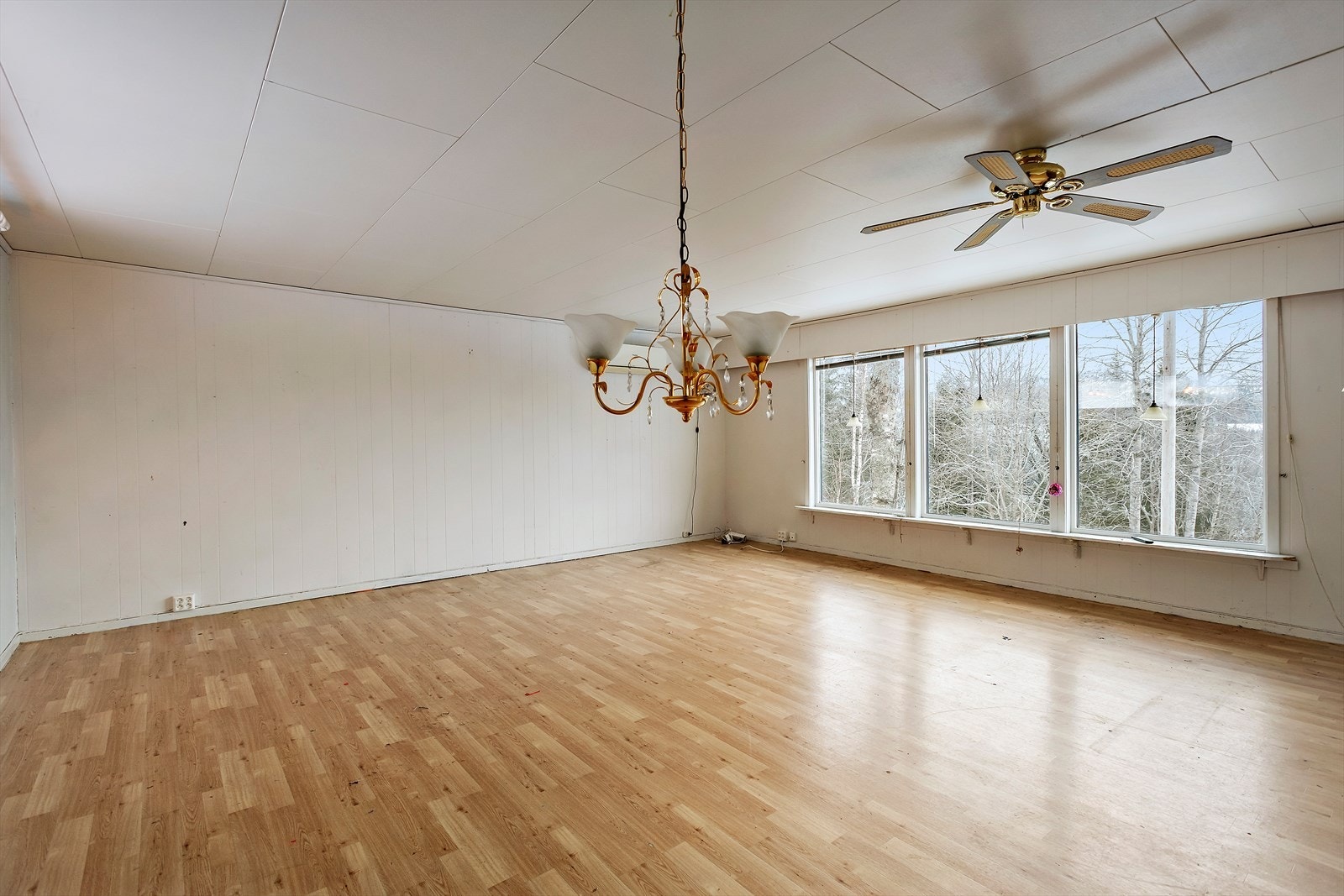 Boligen inneholder vindfang, toalettrom, kjøkken, stue, bad/vaskerom og 4 soverom Galleribilde