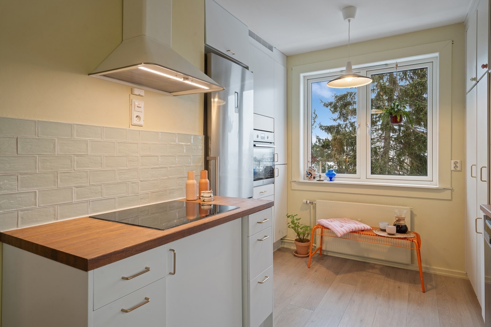 Den nye kjøkkendelen har benkeplate i heltre eik og hvite, glatte fronter. Galleribilde