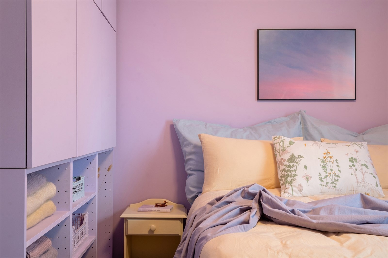 I likhet med stuen har soverommet nymalte overflater fra 2024. Galleribilde