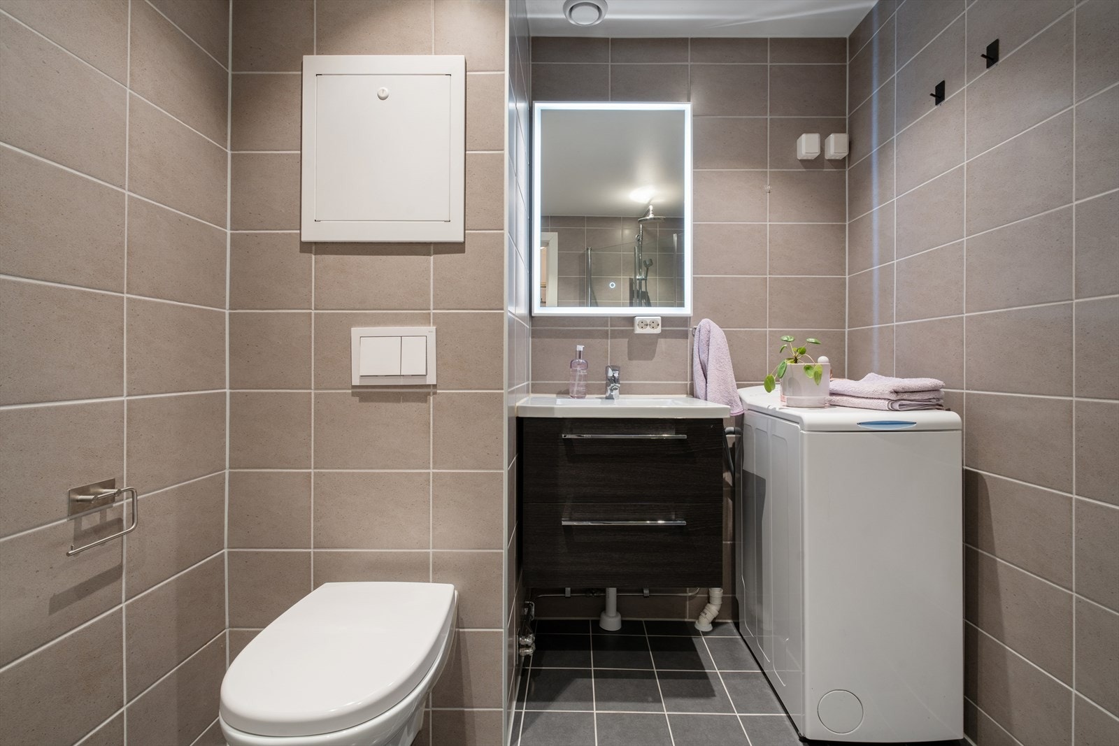 Badet ble renovert i regi av borettslaget i 2018 og har vegghengt toalett og opplegg for vaskemaskin. Galleribilde