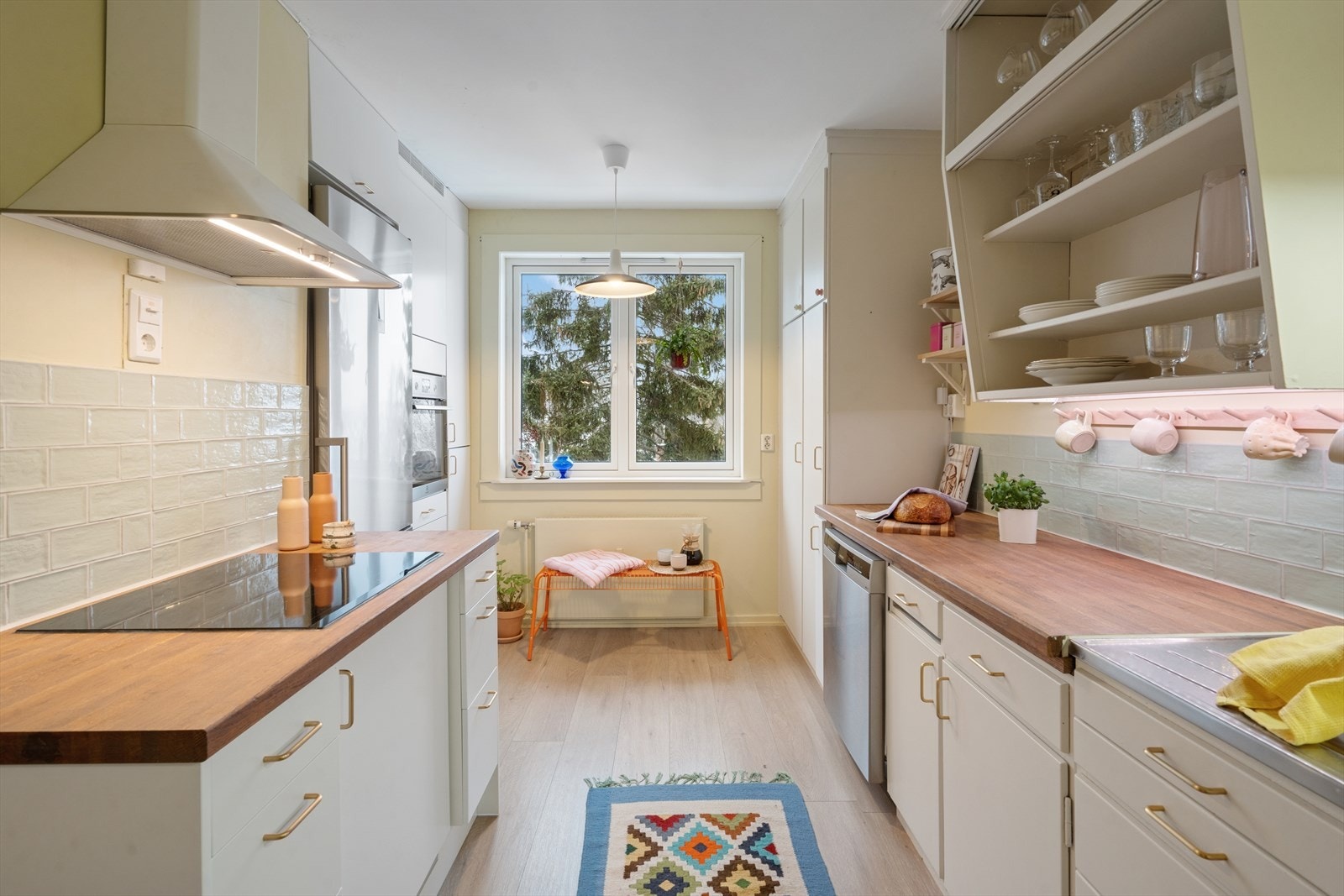 Kjøkkenet er i eget rom og er utstyrt med Waterguard og komfyrvakt. Galleribilde