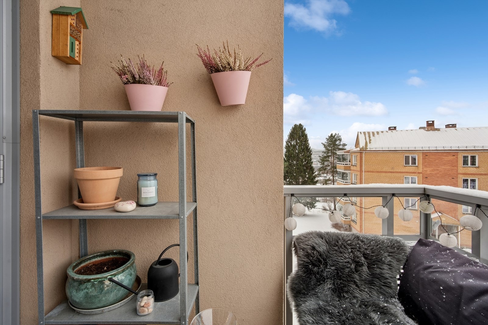 Gulvet på balkongen har epoxy-belegg med fall til sluk. Galleribilde