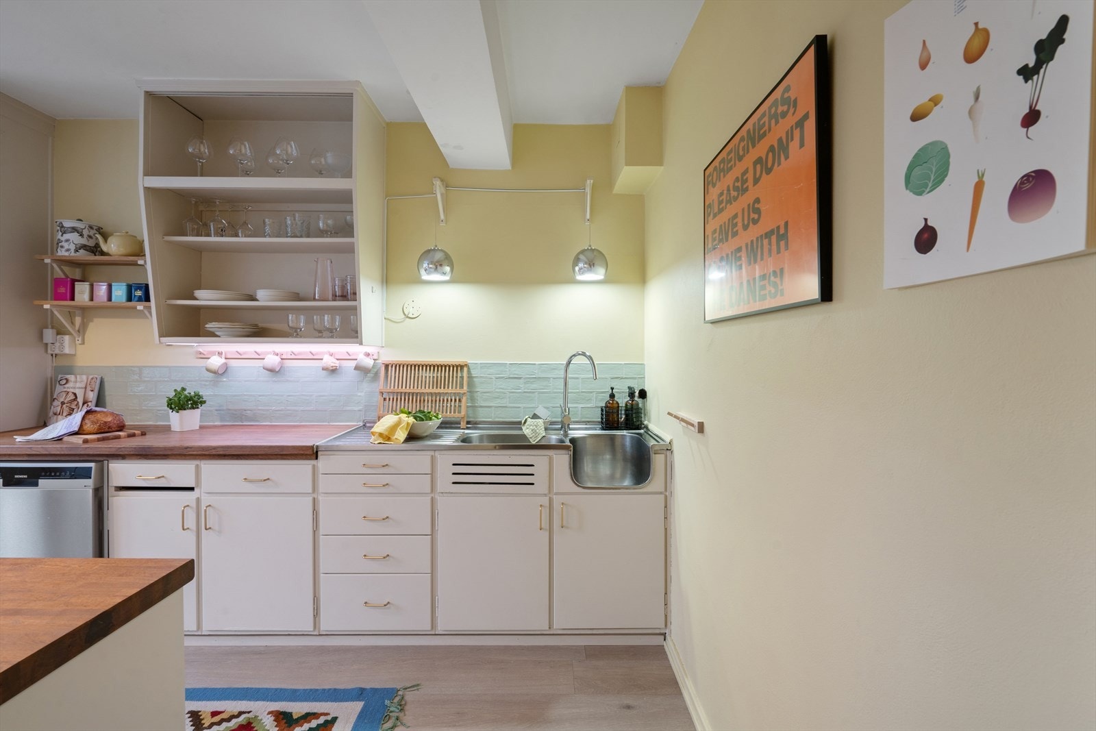 Kjøkkenet har en praktisk løsning med en kombinasjon av eldre og nyere innredning. Galleribilde