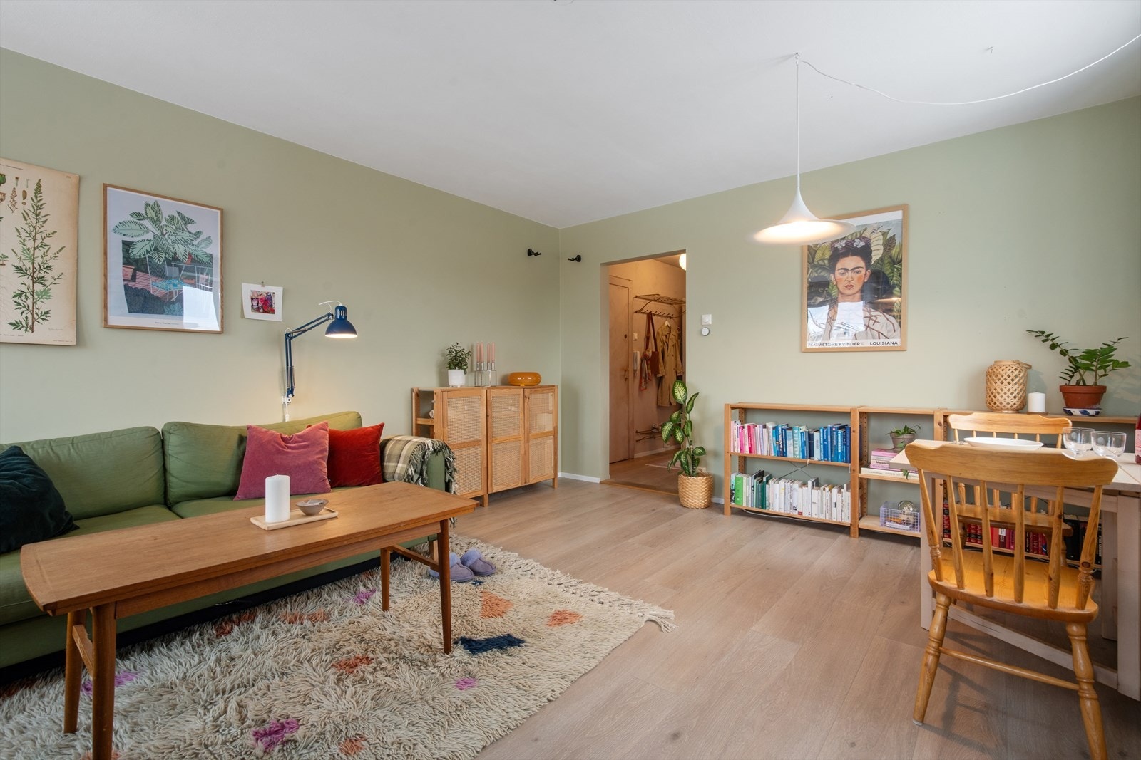 Her er det gode møbleringsmuligheter med plass til både sofa- og TV-løsning, i tillegg til et mindre spisebord og skjenk. Galleribilde