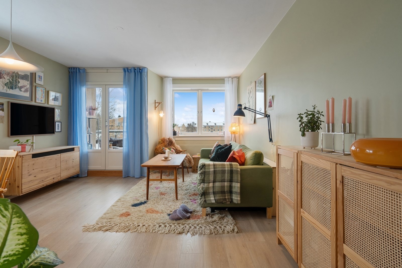 Stuen er et lyst og trivelig rom med nymalte overflater fra 2024. Galleribilde