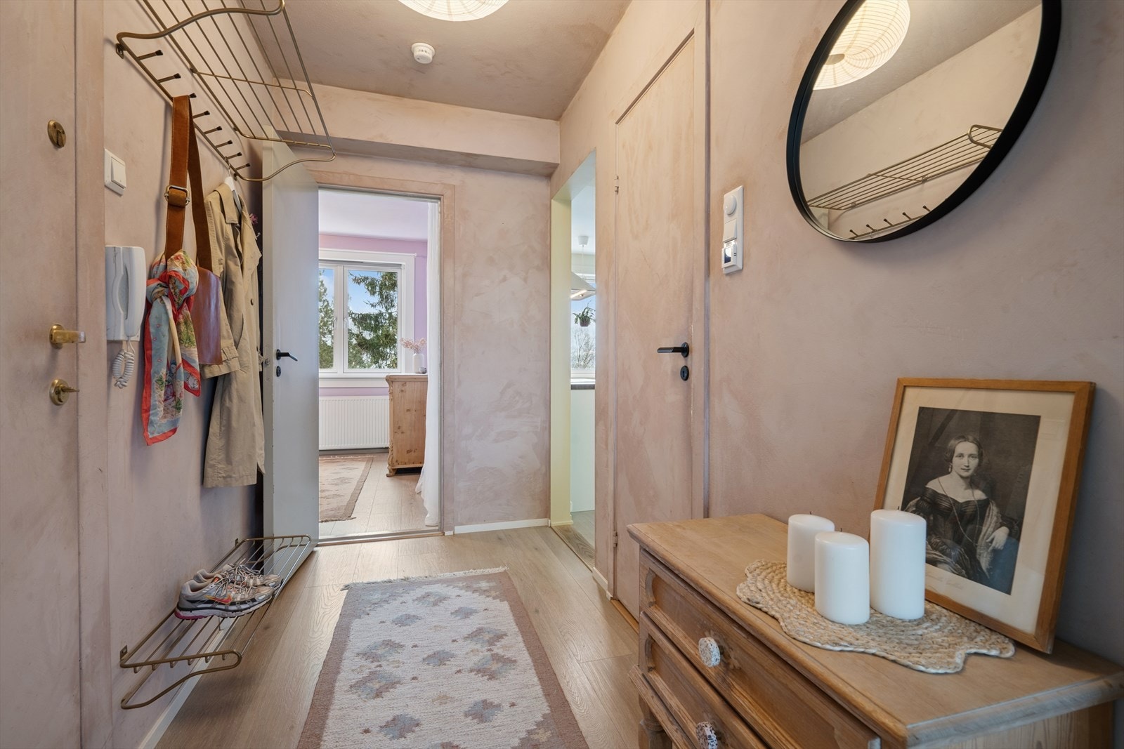 Leiligheten ligger i øverste etasje med endebeliggenhet og har en gjennomgående planløsning. Galleribilde