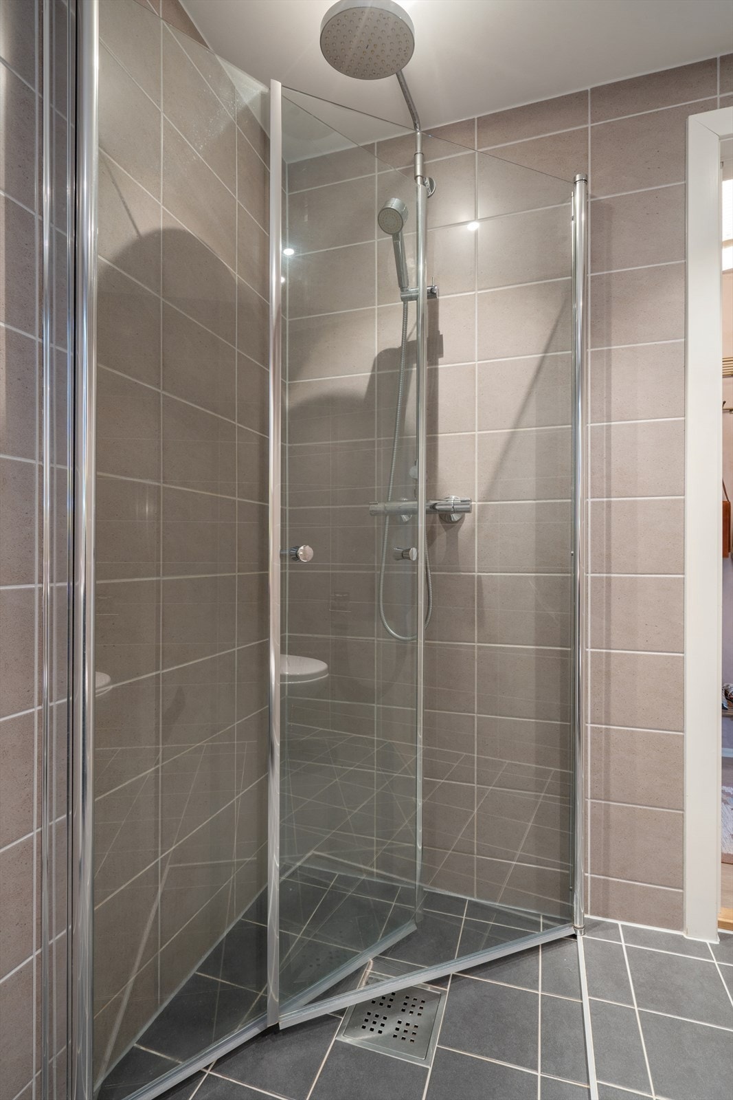 Dusjsonen har svingbare glassdører, og det er elektrisk gulvvarme for økt komfort. Galleribilde