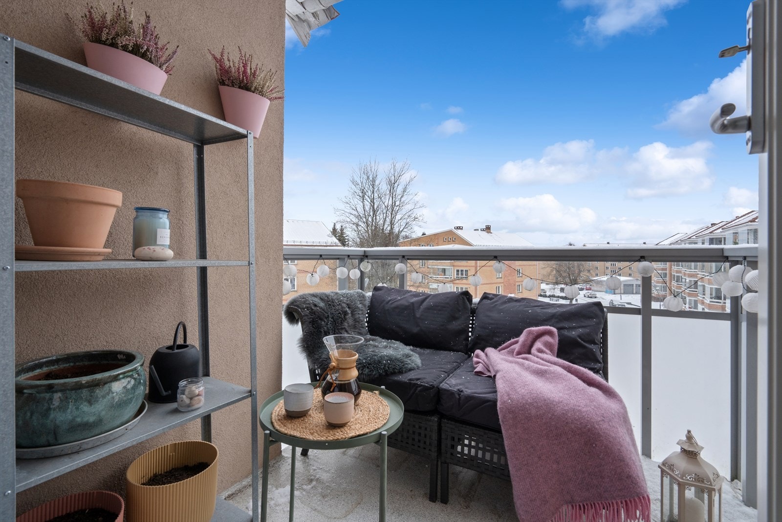 Balkongen er delvis overbygget, noe som gir ly for vær og vind. Galleribilde