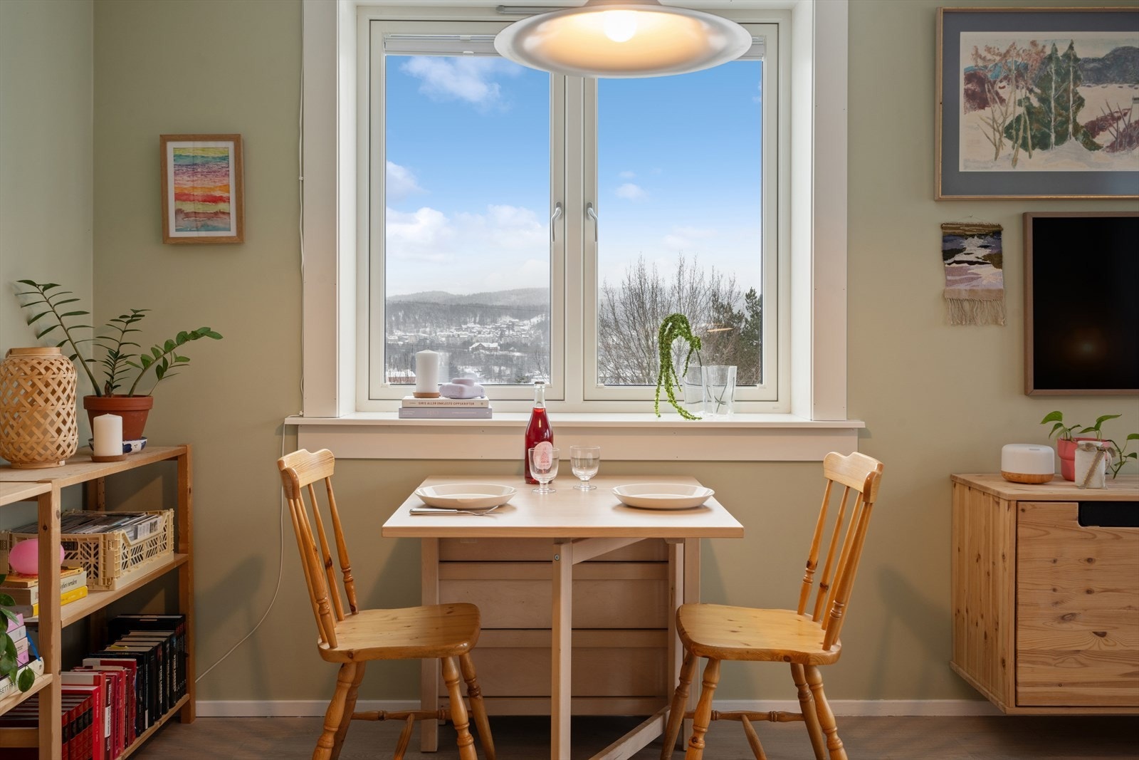 Oppvarming og varmtvann er inkludert i felleskostnadene, i tillegg til TV og internett. Galleribilde