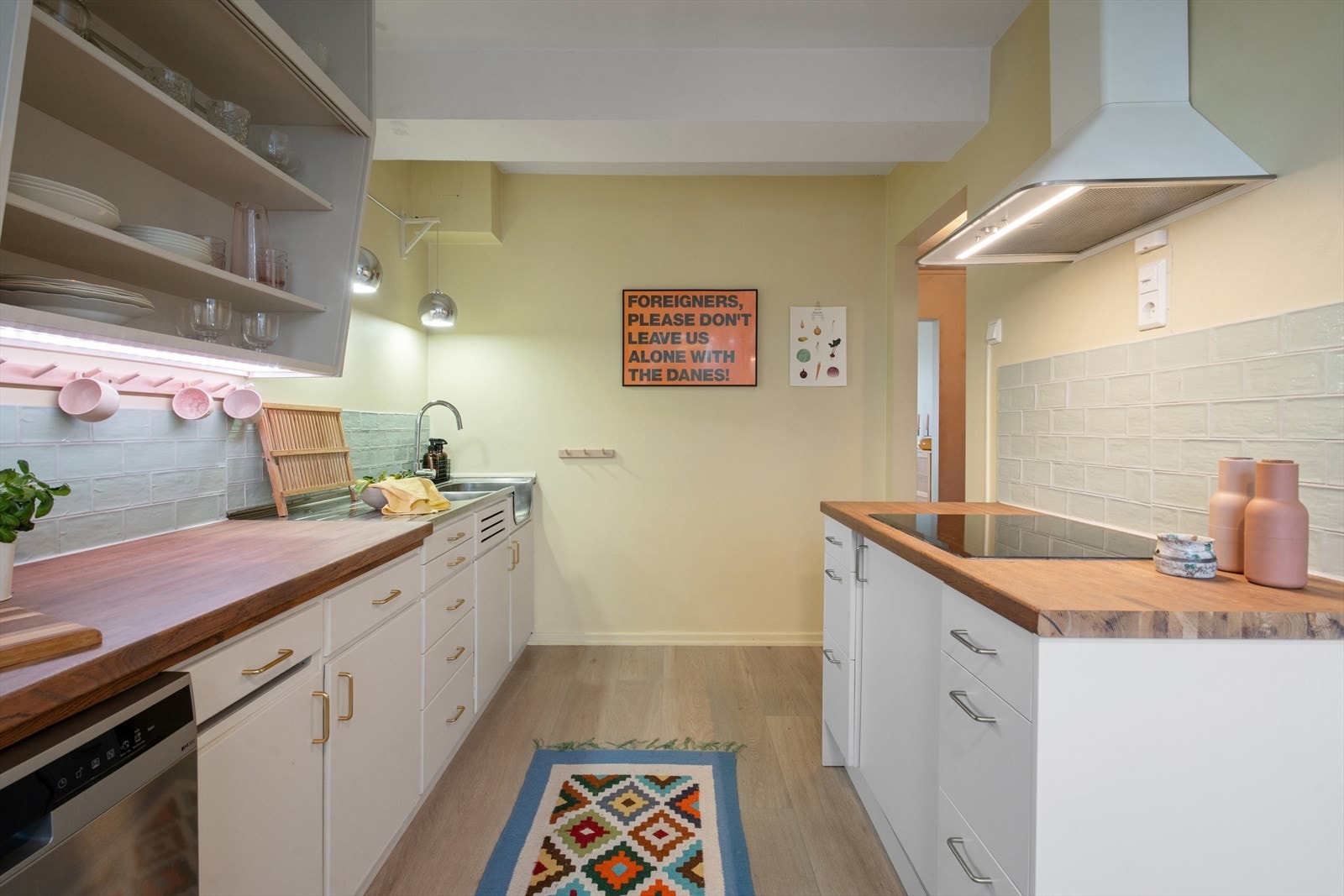 Kjøkkenet ble delvis oppgradert i 2024 med ny innredning, integrert stekeovn og induksjonstopp. Galleribilde