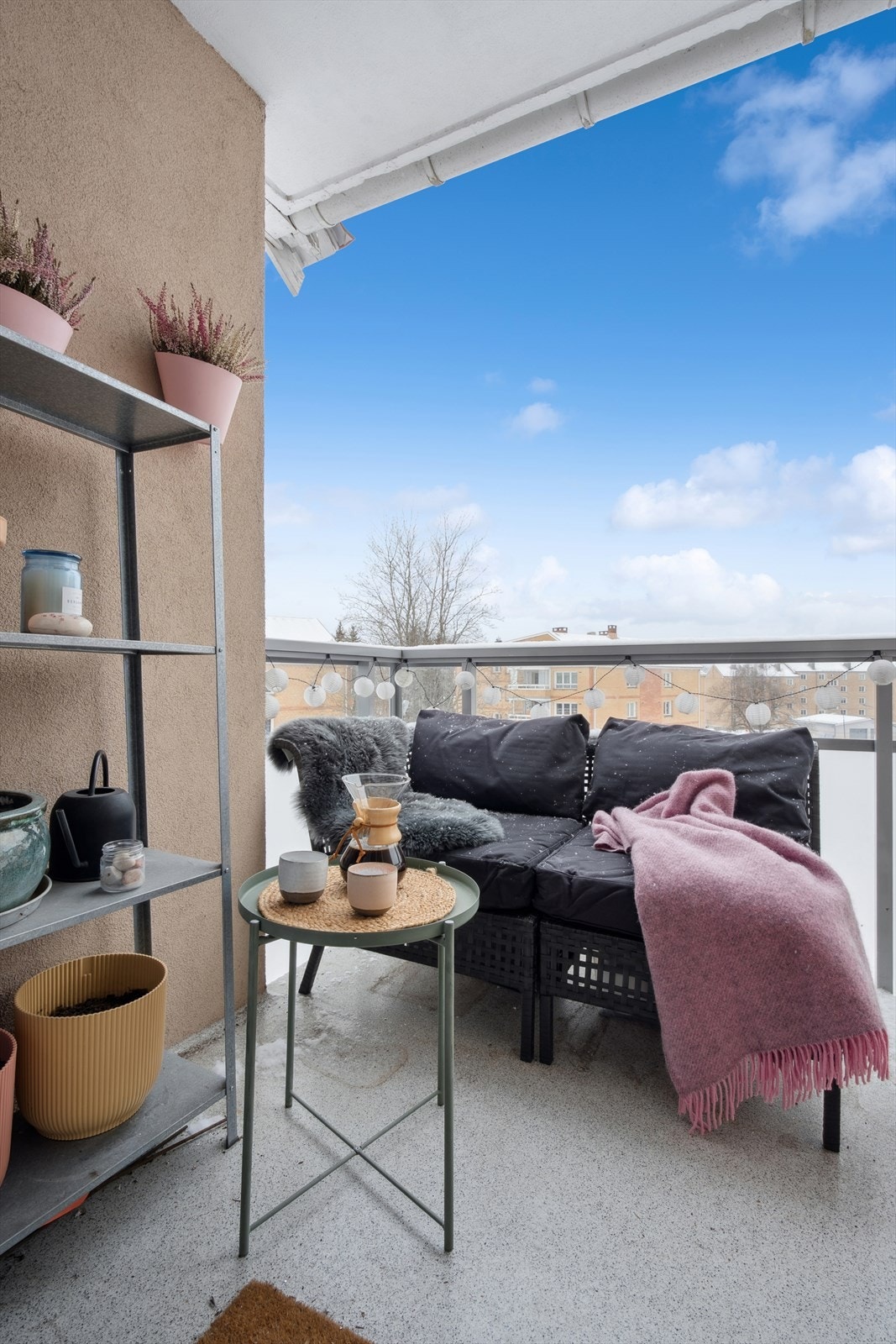 Den sørvestvendte balkongen på 4 m² har plass til en sittegruppe. Galleribilde