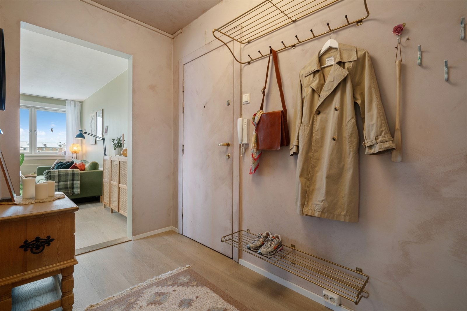 Entréen fungerer som et bindeledd mellom leilighetens rom og har malte mur- og betongvegger. Galleribilde