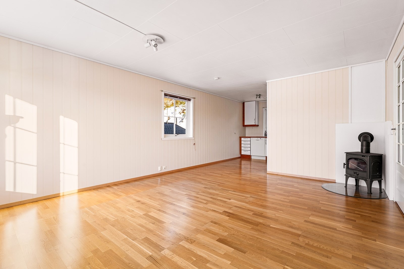 Fungerende peisovn i stue og mer enn god plass til ønsket møblement Galleribilde