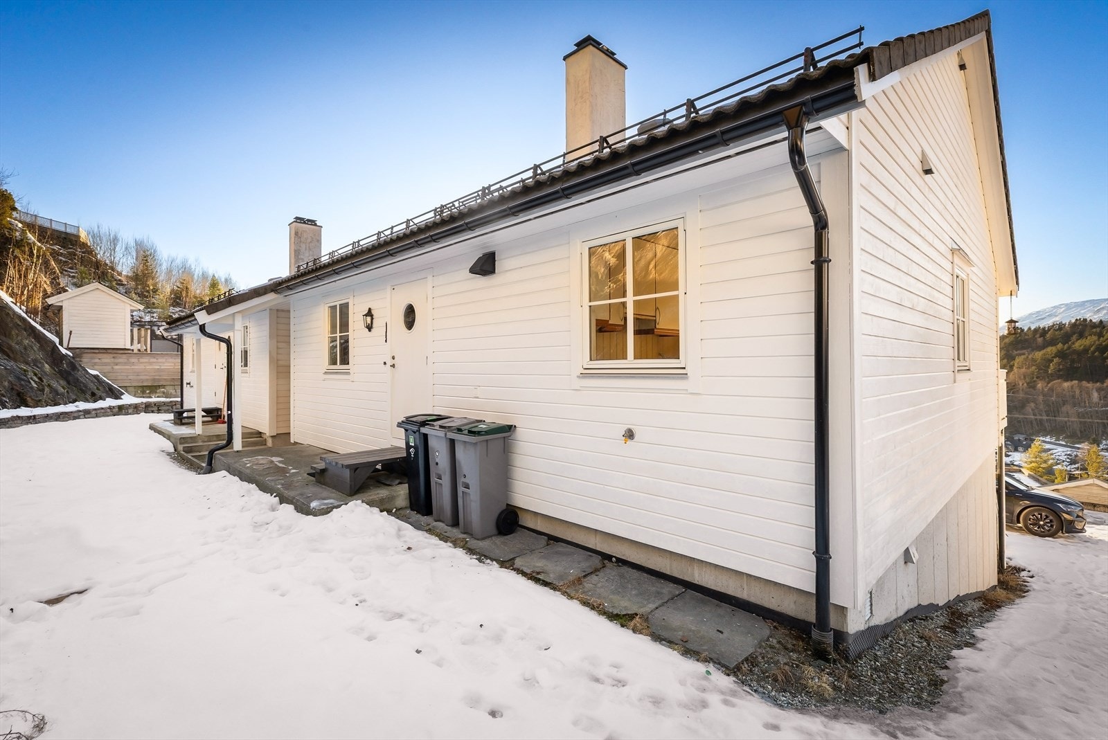 Ved inngangspartiet er det område med plen hvor sommerdagene kan nytes i fred og ro Galleribilde