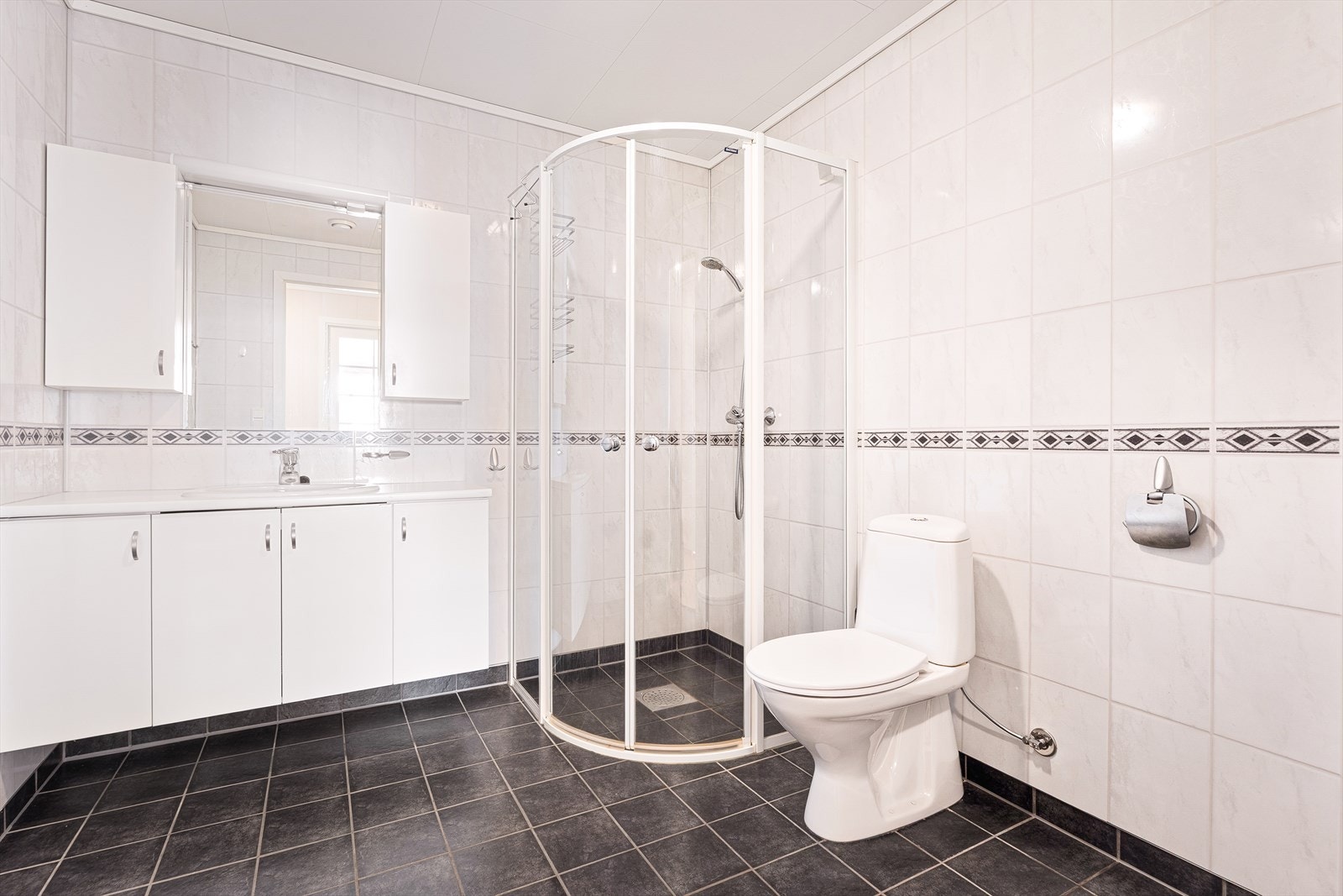 Helfliset baderom med romslig innredning Galleribilde