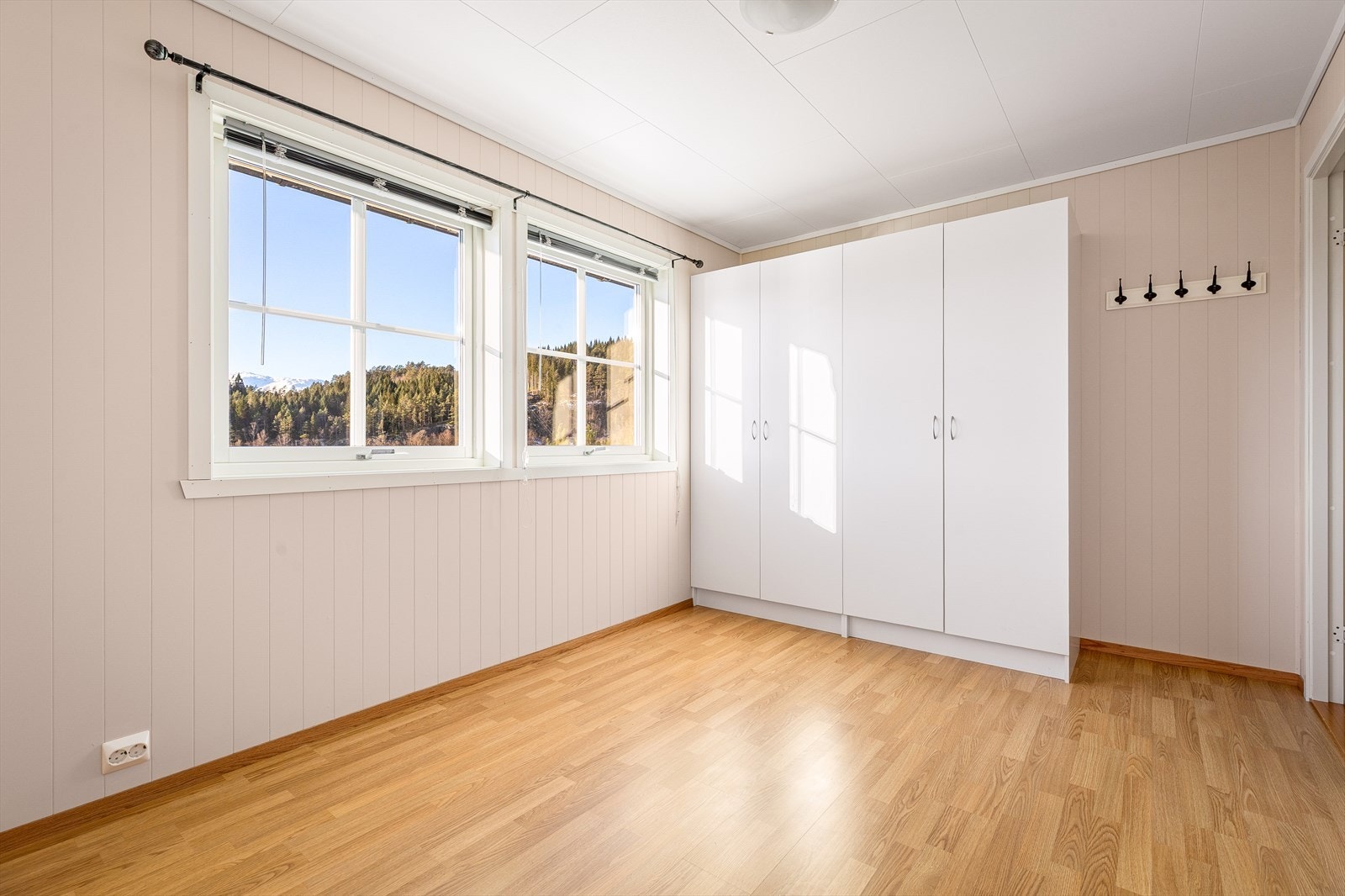 To store garderobeskap medfølger på hovedsoverommet Galleribilde