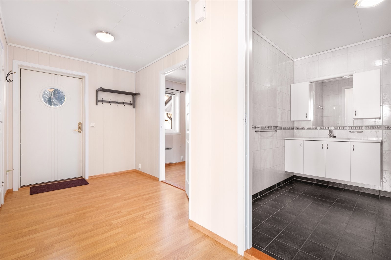 Inngang til baderom fra gangen Galleribilde