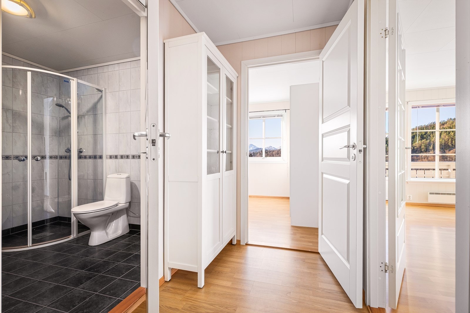 Baderommet grenser til det største soverommet og til høgre kommer vi inn i stuen Galleribilde