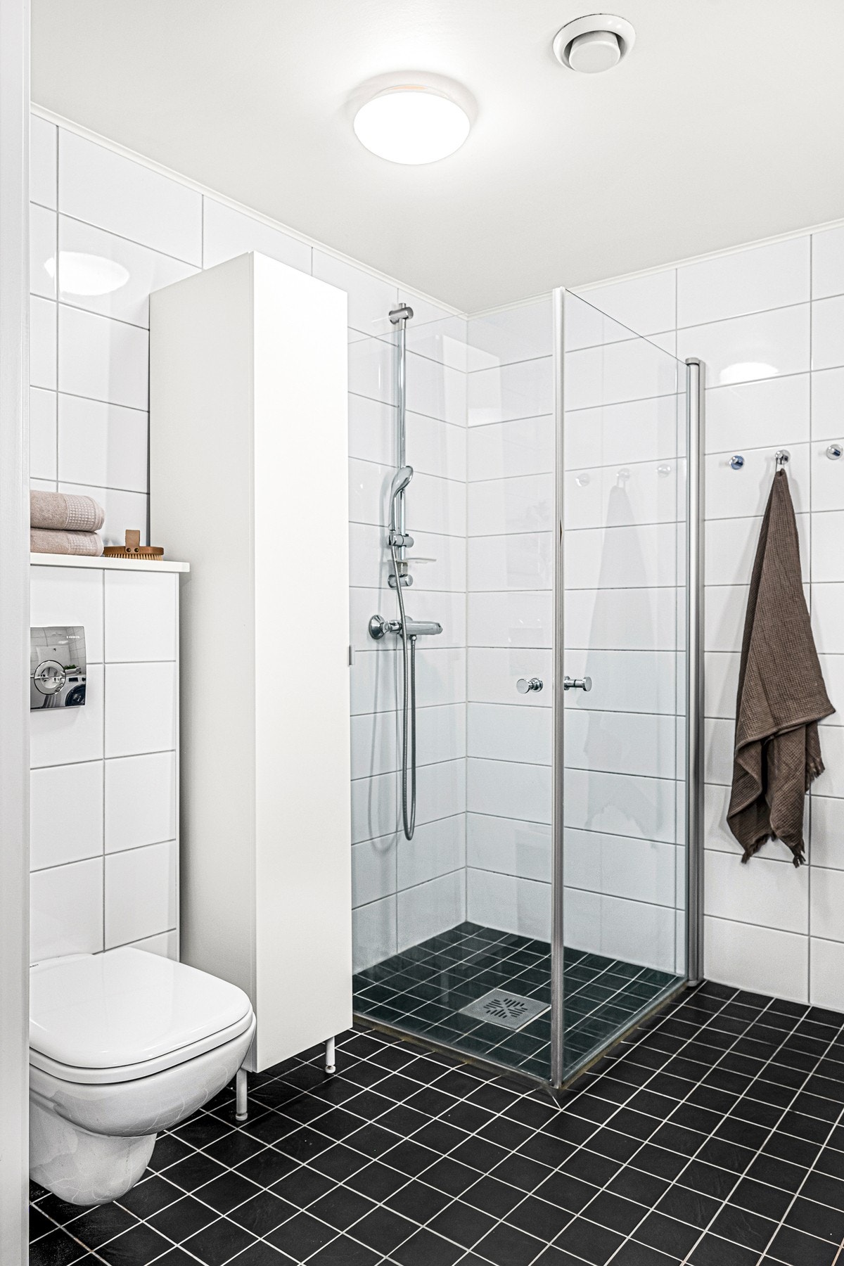 Gulvet og veggene er flislagt, med elektriske varmekabler i gulv. Galleribilde