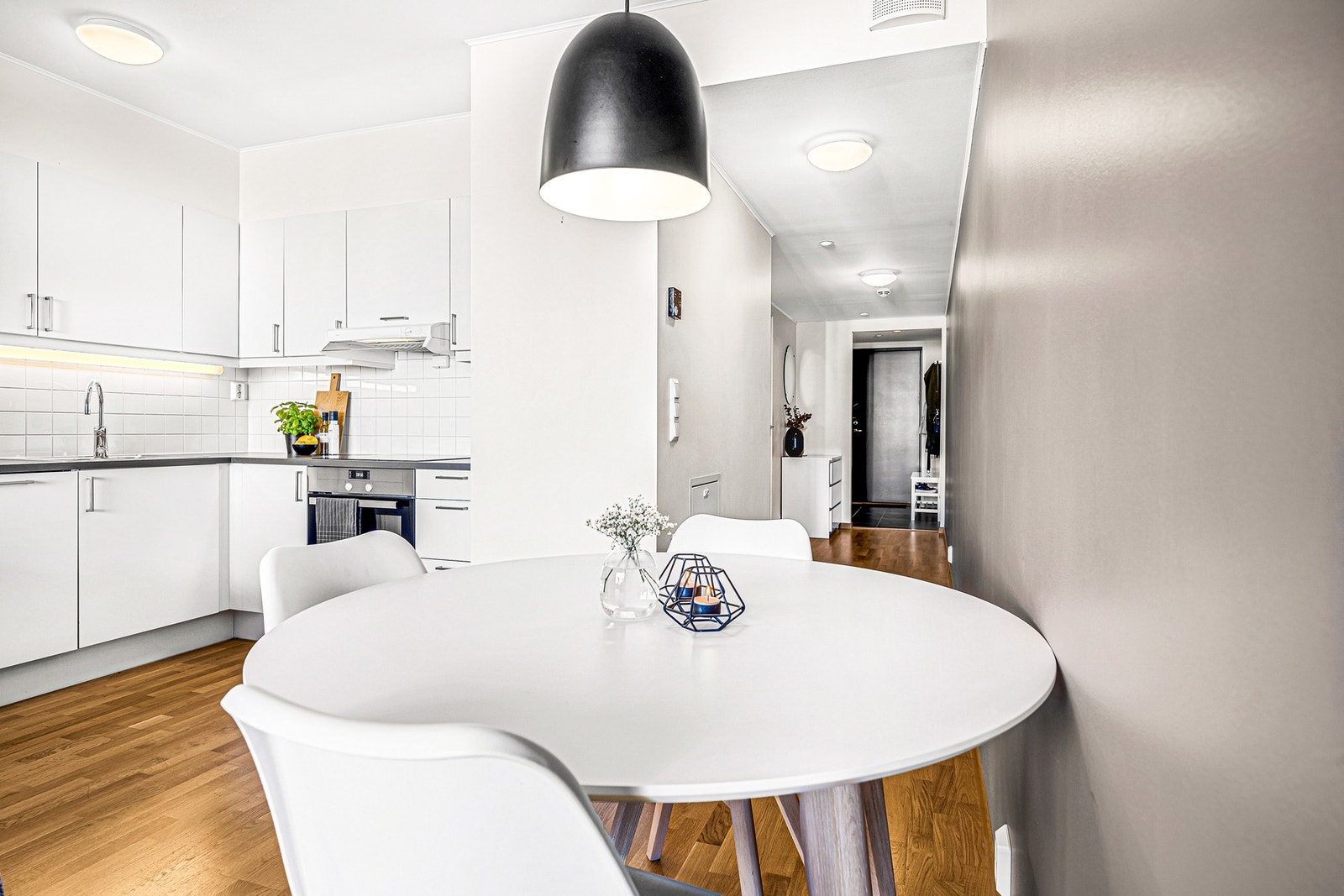 Integrerte hvitevarer på kjøkken medfølger naturligvis i handelen. Galleribilde