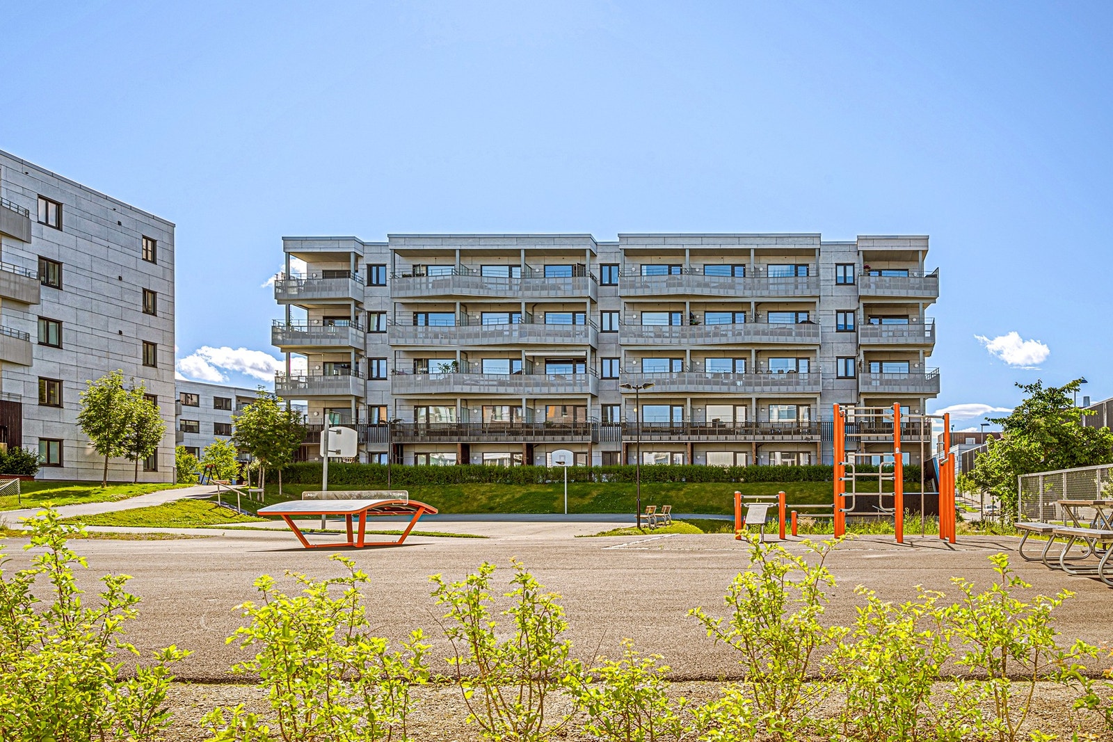 Området nyter et velholdt felles uteareal opparbeidet med benker, lekeplasser og basketballbane. Galleribilde