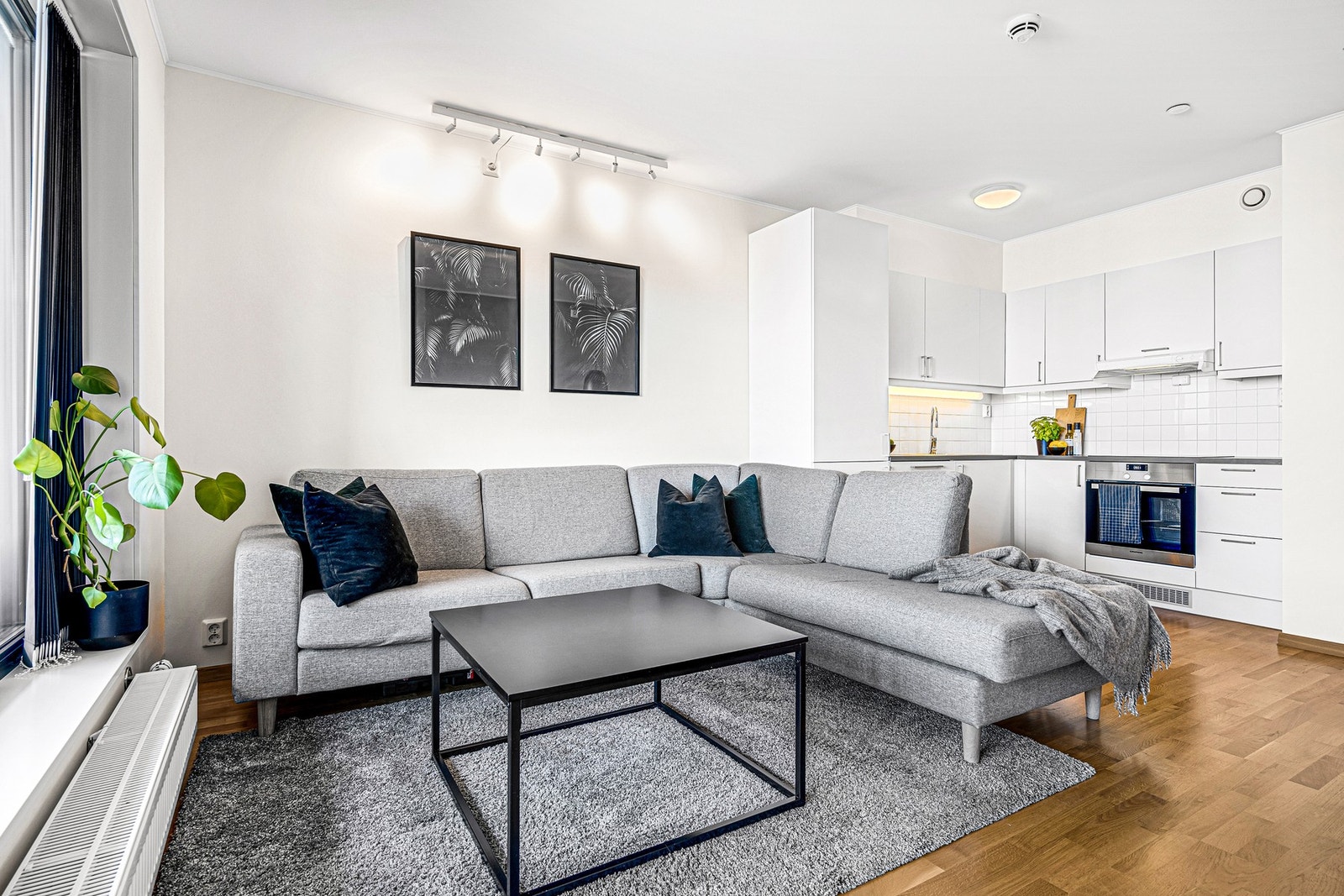 Leiligheten måler til sammen 49 kvm (BRA-i), og består av entré, bad, soverom, stue, kjøkken, gang, en praktisk innvendig bod samt ekstern bod i byggets felleskjeller. Galleribilde