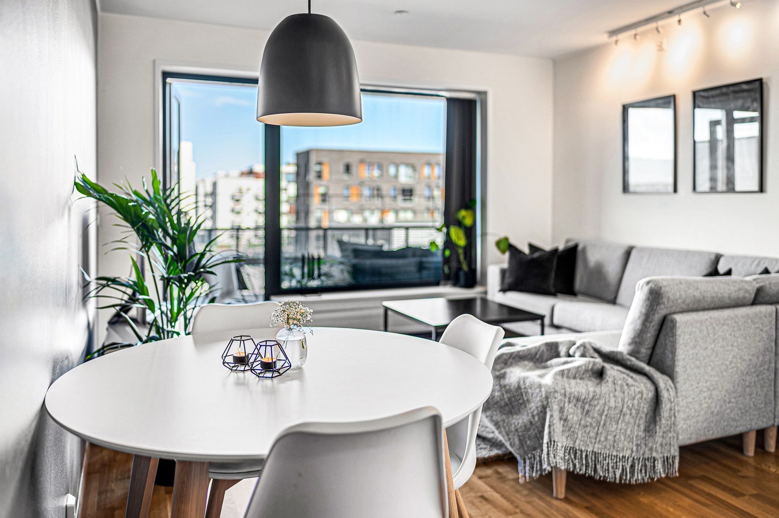 Stuen har et moderne utrykk med store vinduer og lysflater. Fra stuen har du adkomst til balkongen. Galleribilde