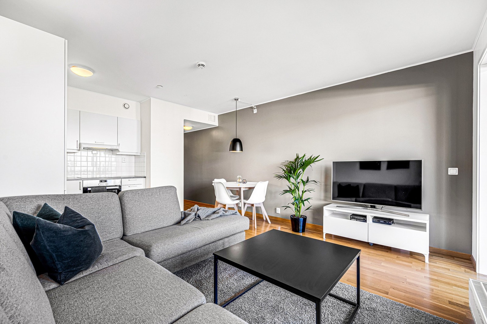 Åpen stue-/kjøkkenløsning måler 19,7 kvm. Her har du god plass til å etablere spise- og sittegruppe etter ønske. Galleribilde