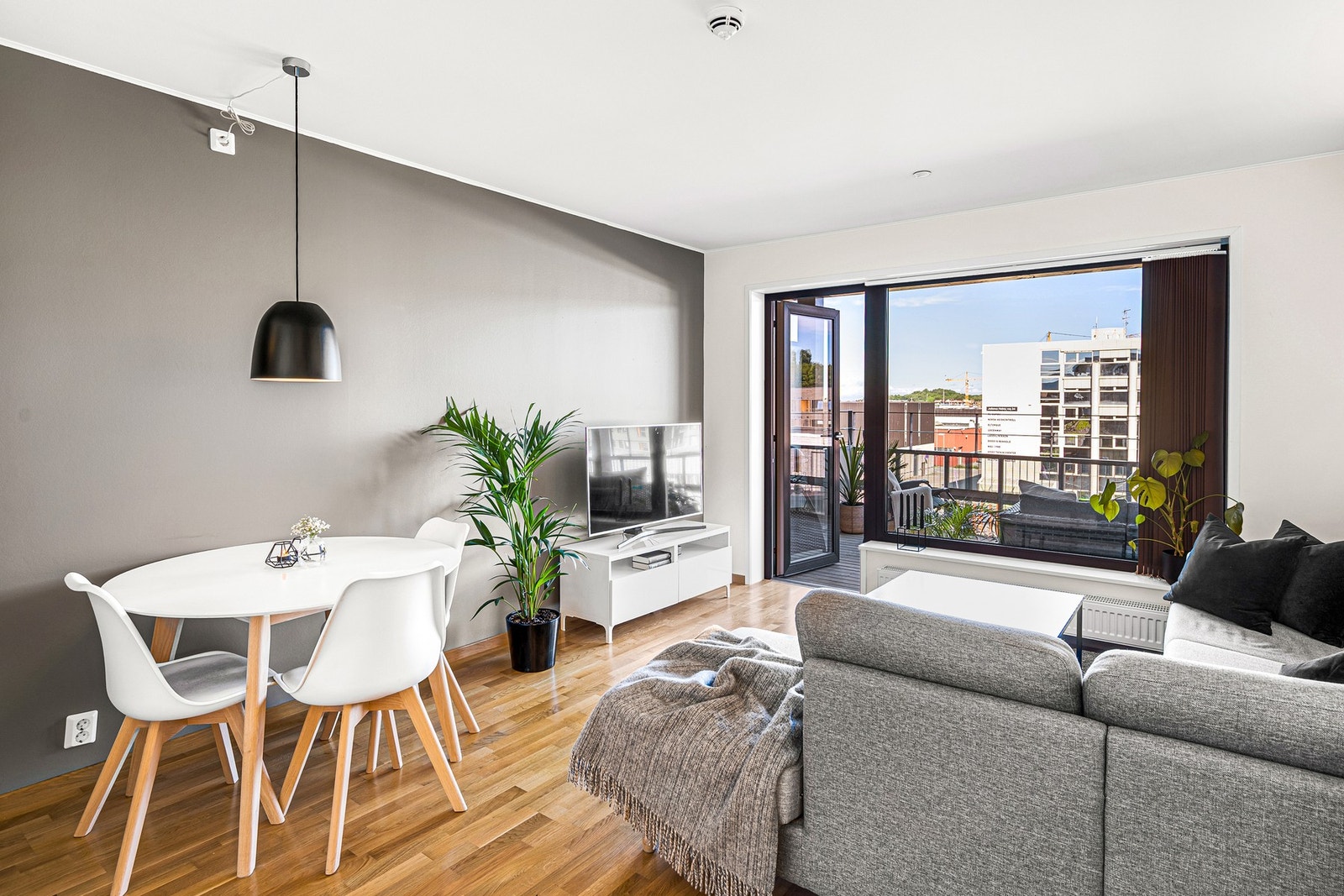 Boligen sto ferdig i 2015 og nyter med det en god og moderne standard, med fasiliteter som fjernvarme og balansert ventilasjon. Galleribilde