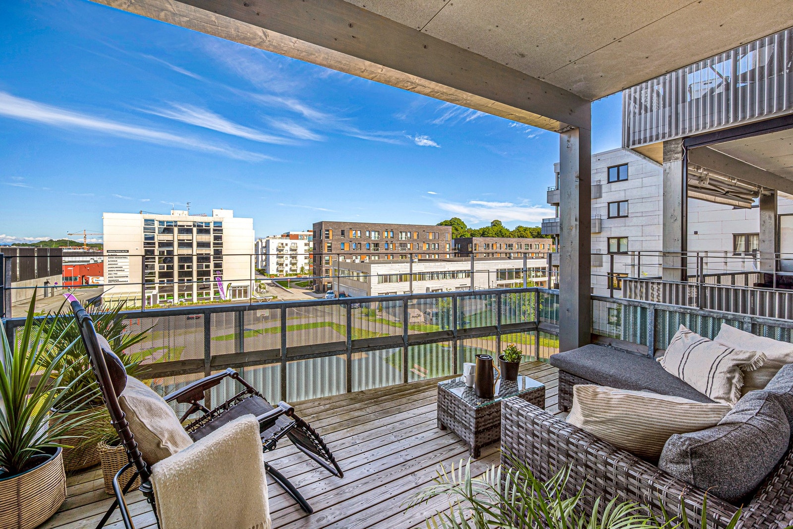 Balkongen vender mot det åpne fellesarealet og får med det rikelig med luft framfor seg. Galleribilde