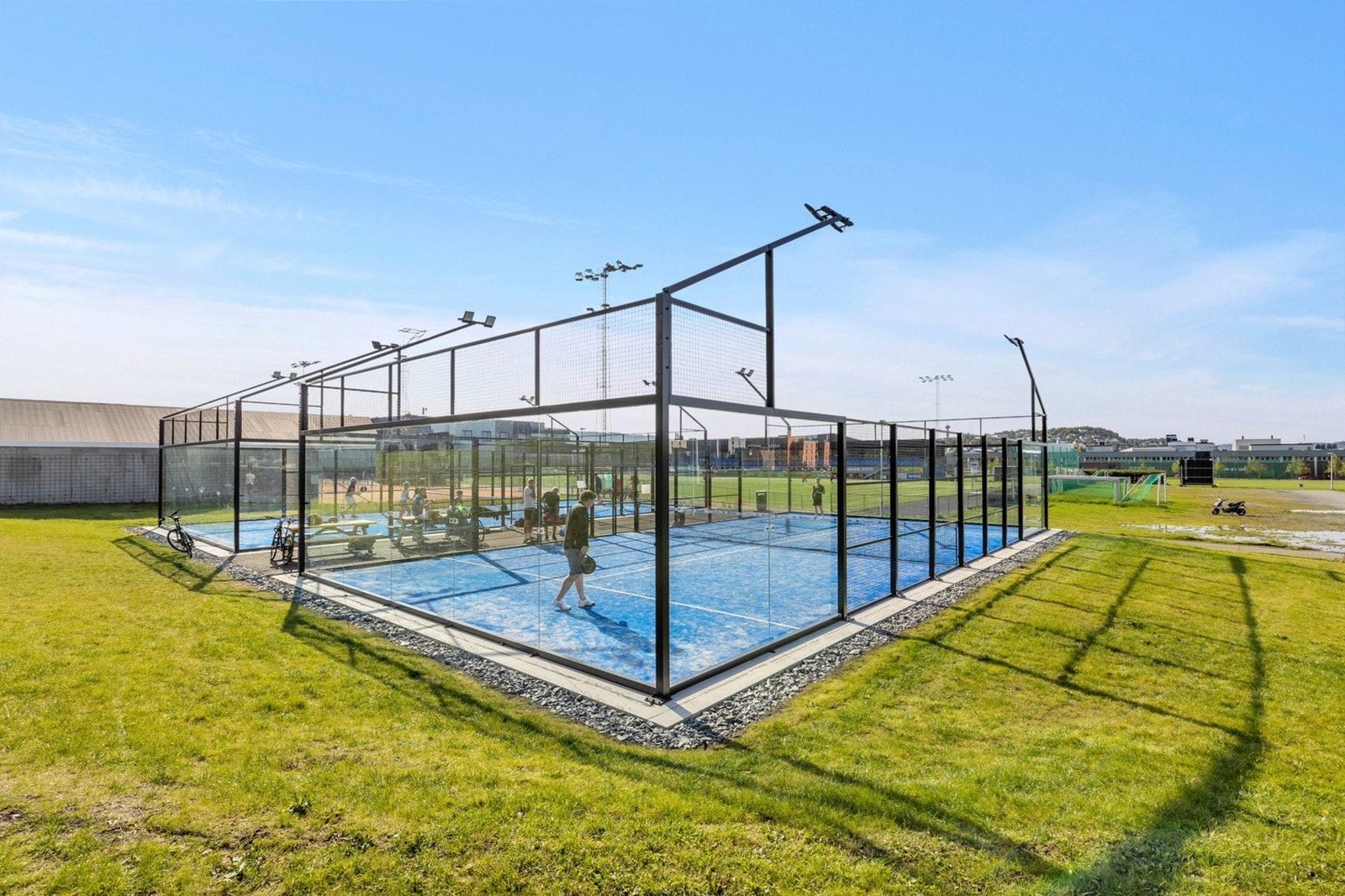 Langs Ladesletta finner du en padelbane som er åpen og gratis for alle. Området tilbyr også store grøntområder, tennisbaner, volleyballbaner, fotballbaner og mer. Galleribilde