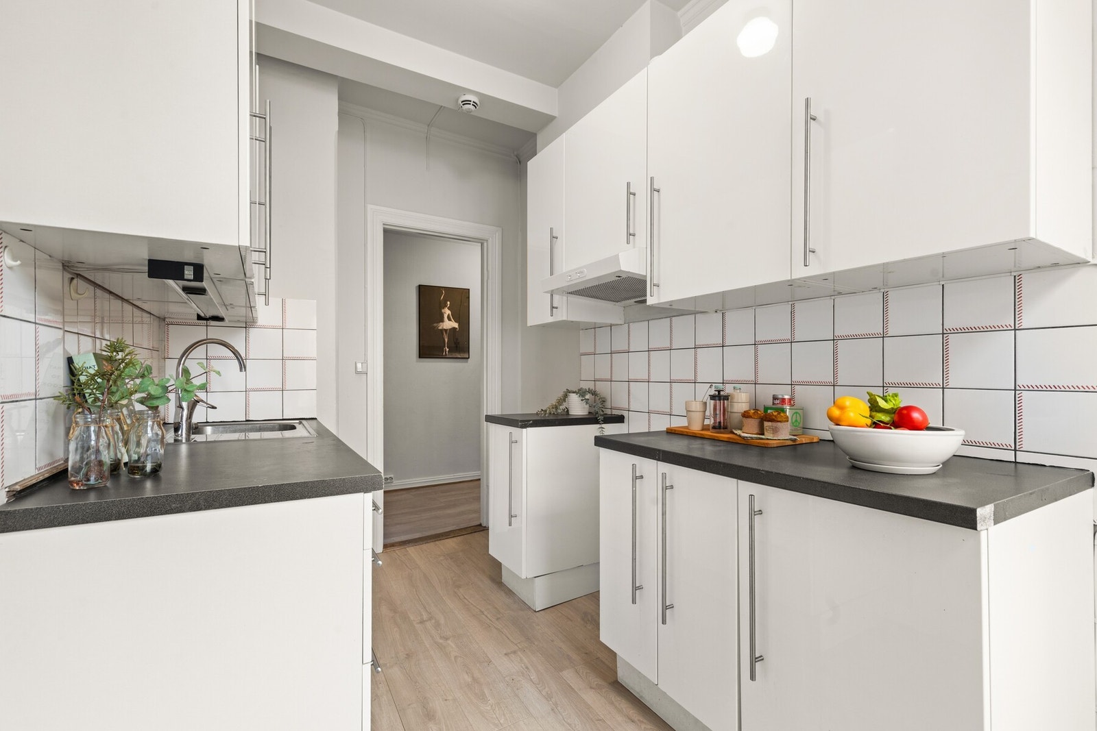 Praktisk kjøkken på eget rom. Galleribilde