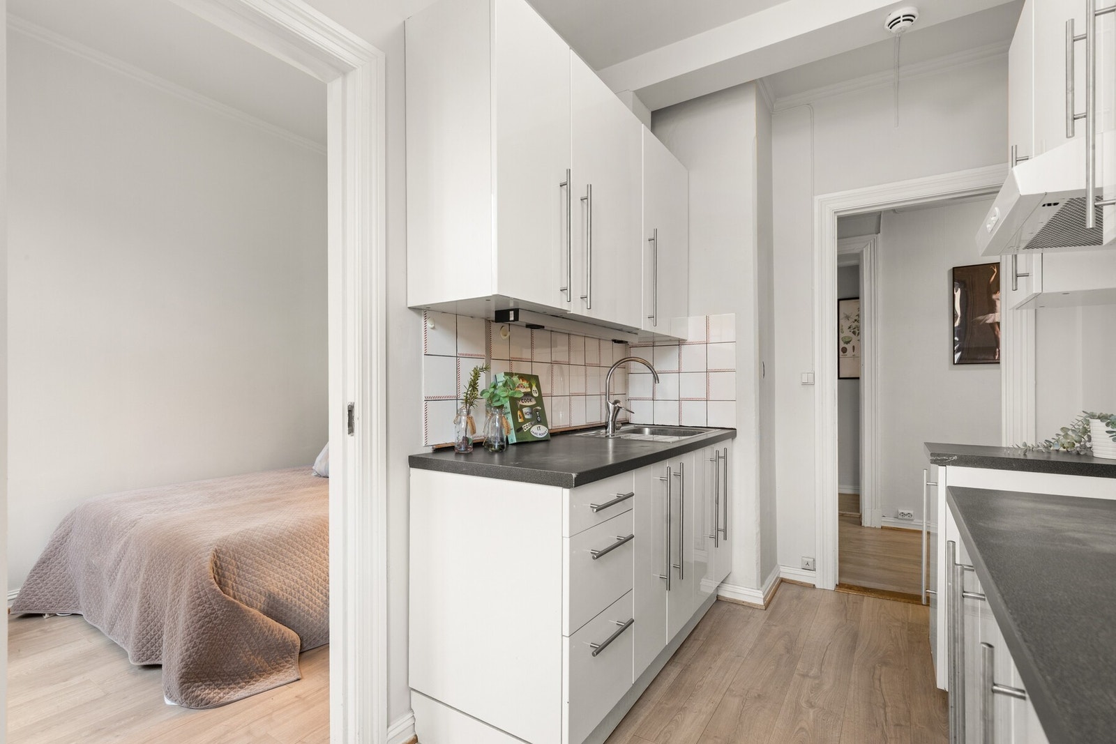 Adkomst til soverom via kjøkken. Galleribilde