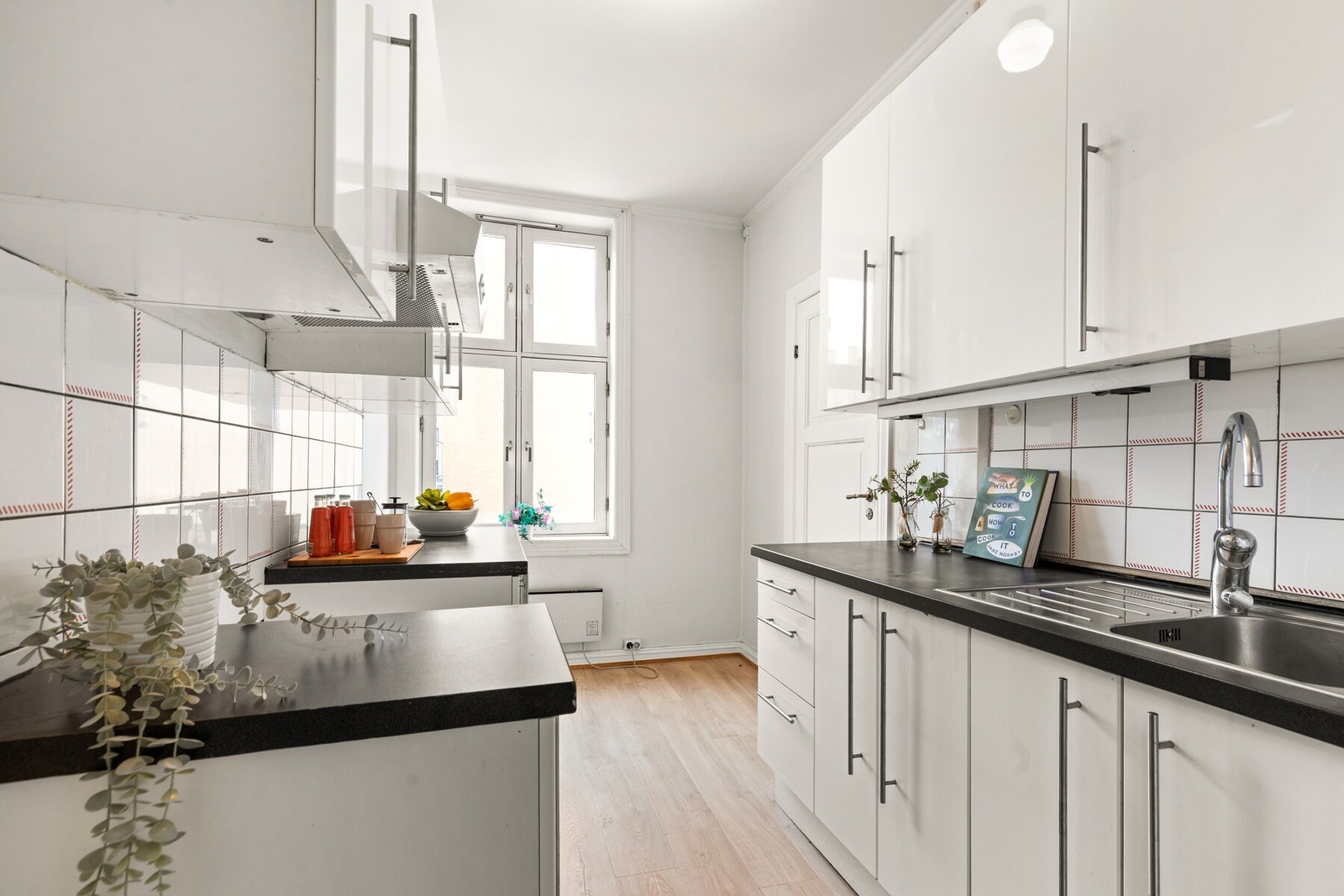 Eldre kjøkkeninnredning med hvite fronter. Galleribilde