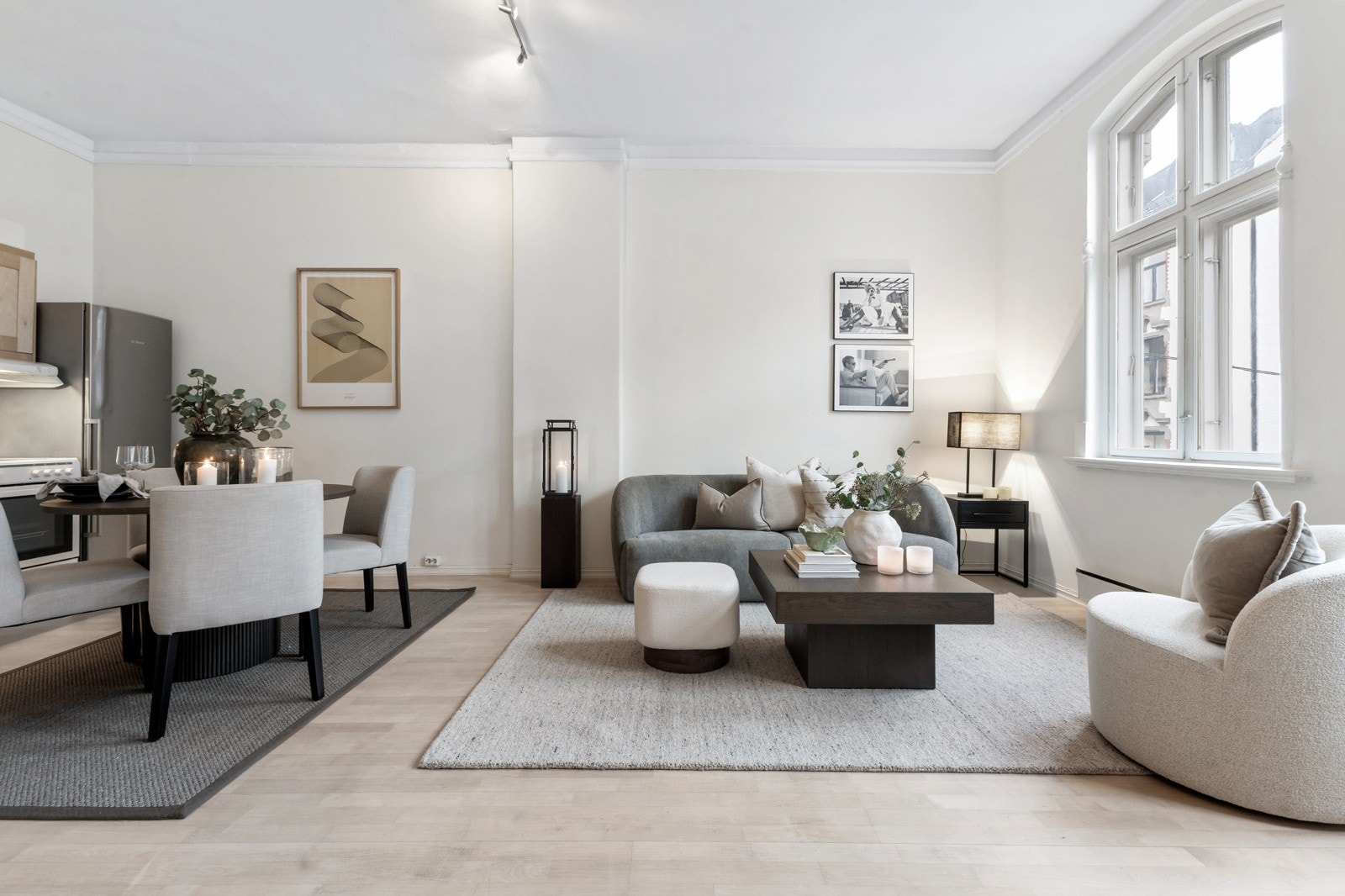 Stuen fremstår som romslig, luftig og harmonisk, med en sjelden god romfølelse som gir boligen et eksklusivt preg. Galleribilde