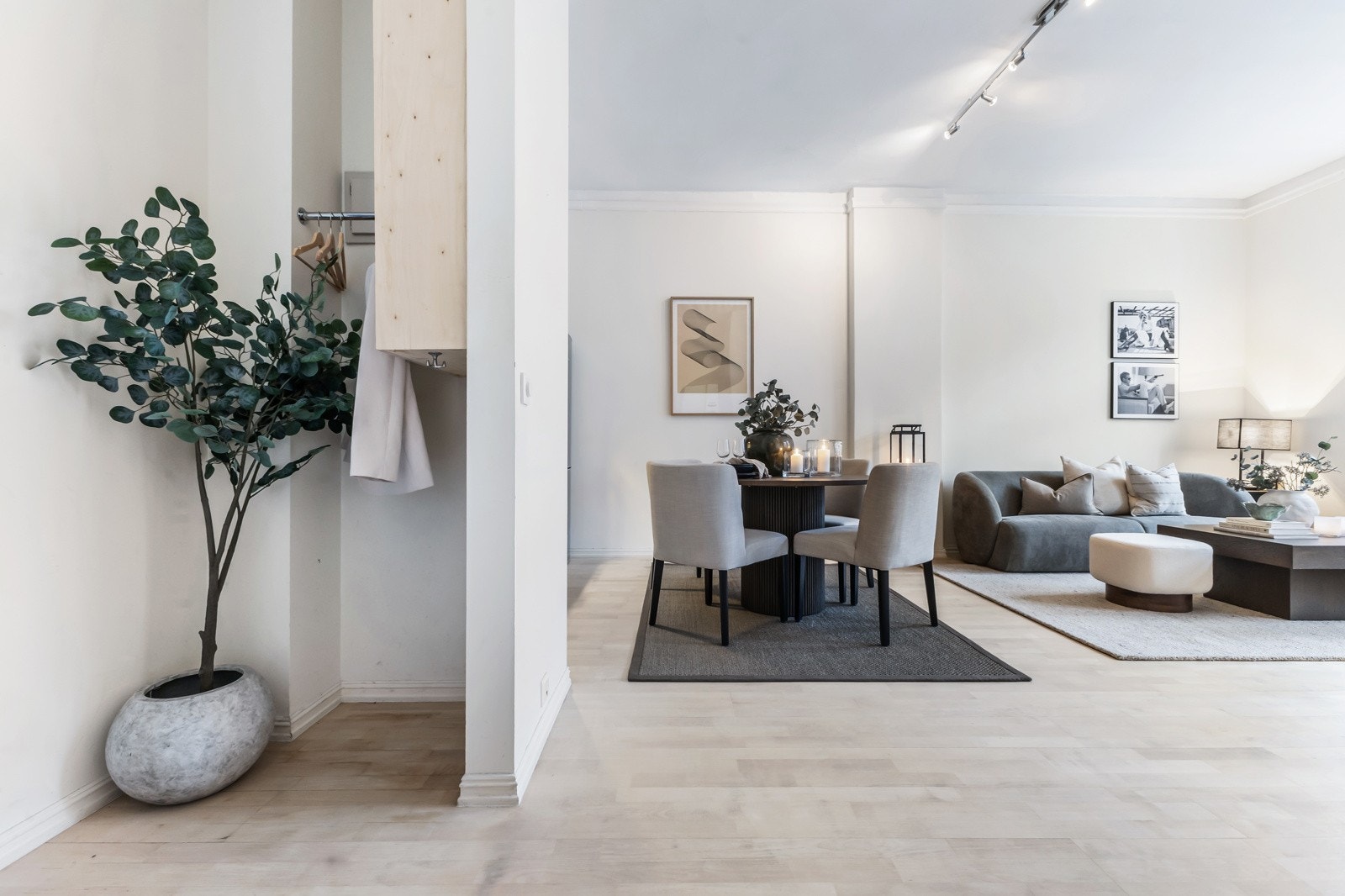 Boligen har en behagelig flyt mellom rommene og en gjennomført helhet. Galleribilde