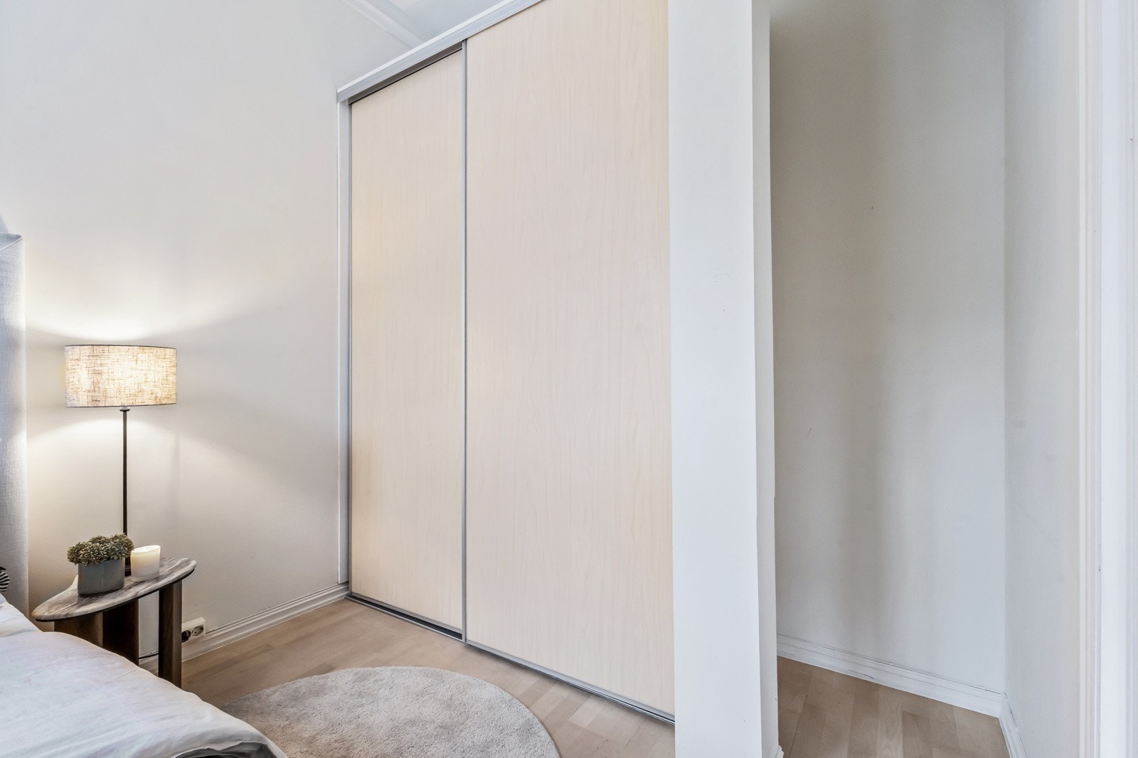 Garderobeløsning gir praktisk oppbevaring og bidrar til et ryddig uttrykk. Galleribilde