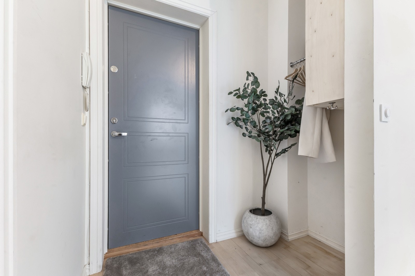 God oppbevaringsplass gjør entréen både praktisk og funksjonell. Galleribilde