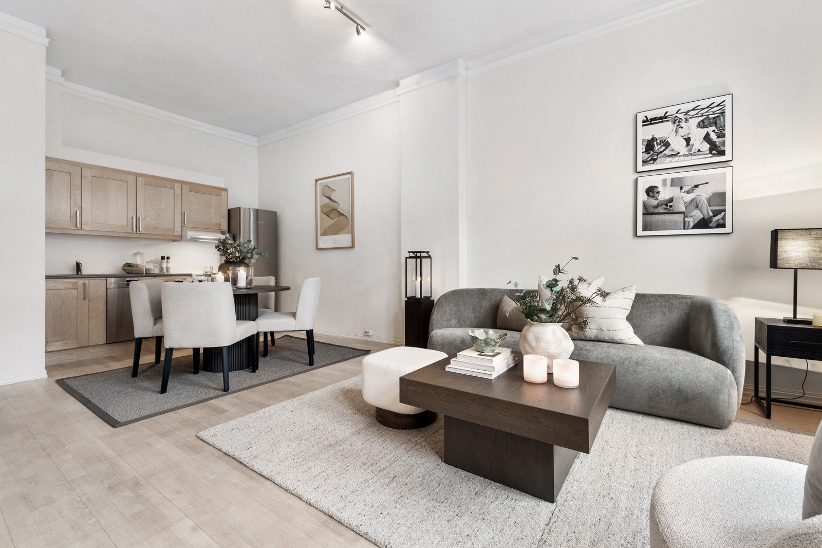 Spiseplassen er elegant integrert i oppholdsrommet og danner en sosial ramme rundt måltider og sammenkomste Galleribilde