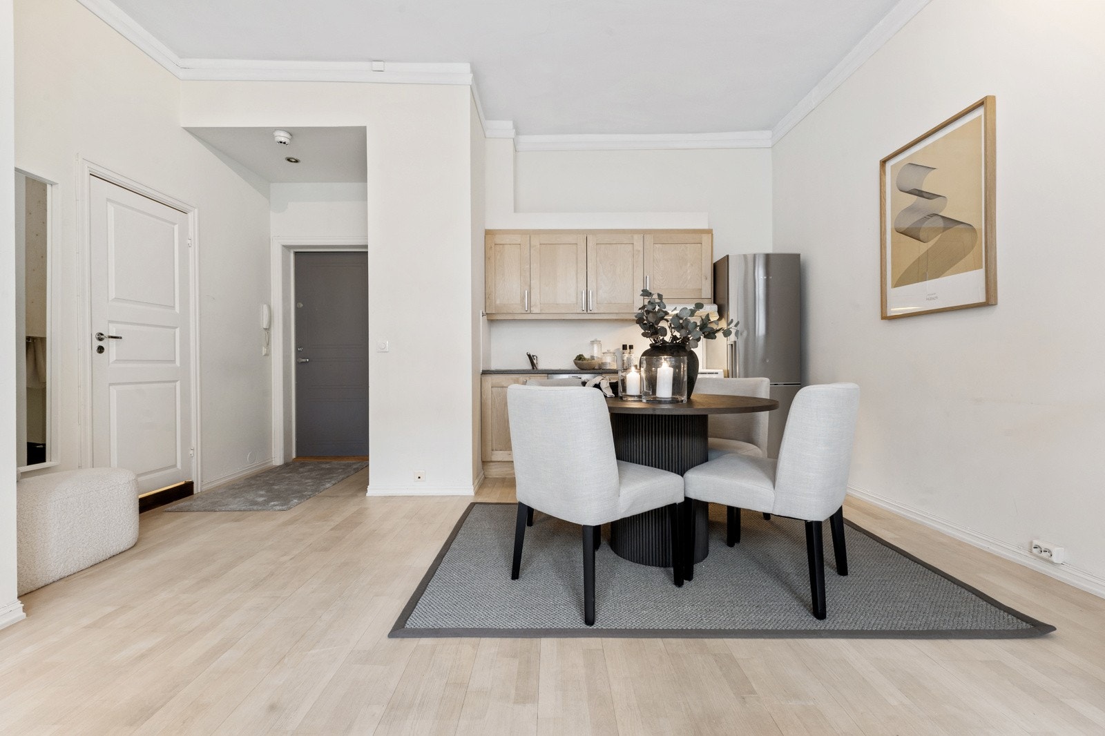 Kjøkkenet fremstår stilrent og funksjonelt, med gode arbeidsflater og rikelig med skapplass. Galleribilde