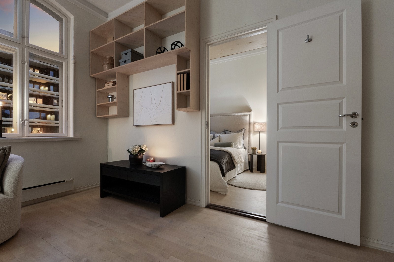 Stuen sett fra ulike vinkler fremhever rommets gode proporsjoner og luftige uttrykk. Galleribilde