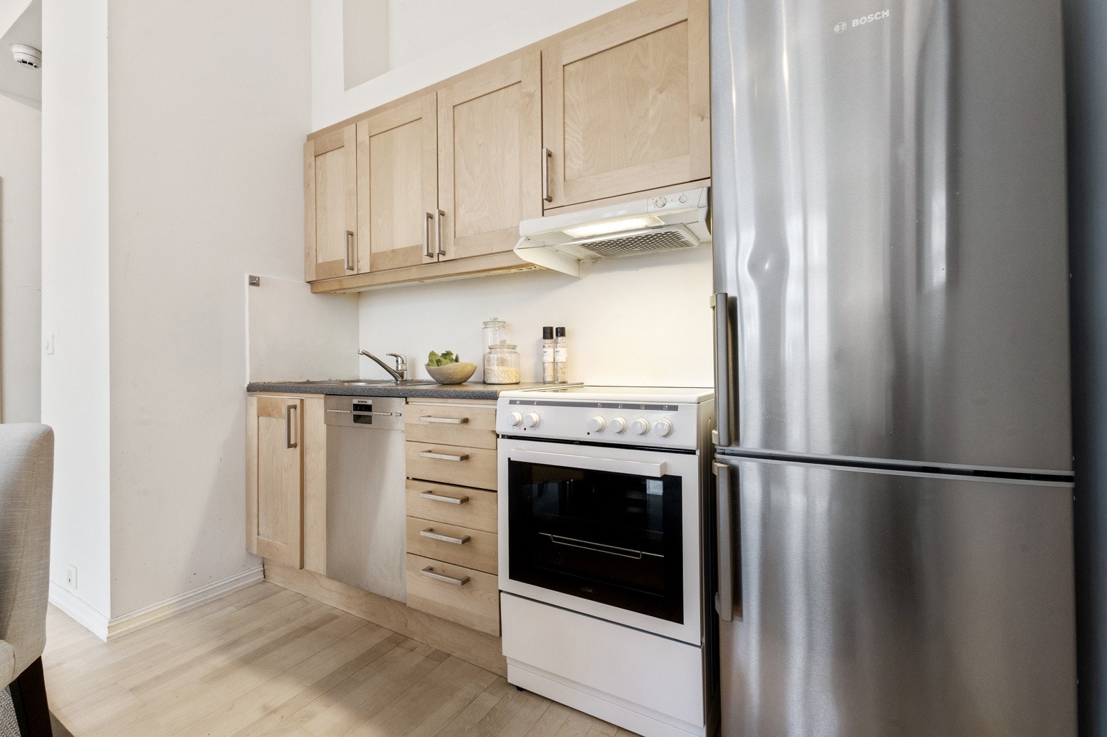 Kjøkkenets utforming harmonerer vakkert med stuen og bidrar til et helhetlig uttrykk. Galleribilde