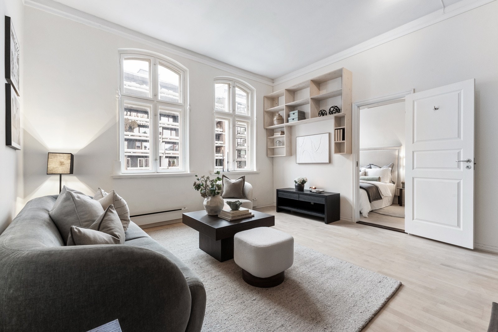 Oppholdsrommet har god plass til romslig sofagruppe, lenestoler og øvrig møblement, perfekt tilpasset både avslapning og sosiale sammenkomster. Galleribilde