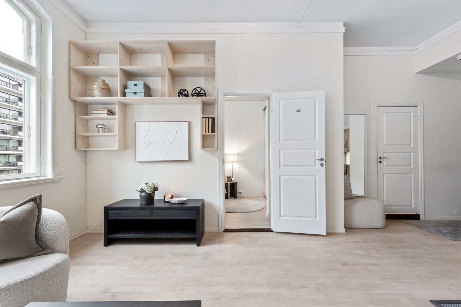 Den åpne flaten gir fleksible møbleringsmuligheter og lar deg enkelt skape ulike soner i rommet. Galleribilde