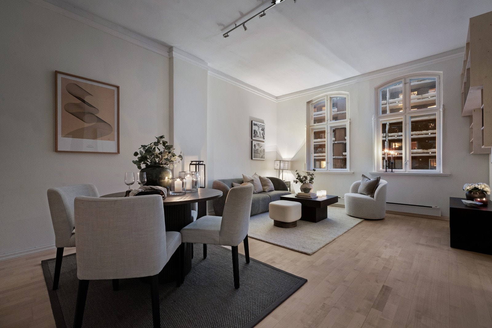 Oppholdsrommet har en sømløs overgang mellom stue og kjøkken, som gir en naturlig flyt i boligen Galleribilde