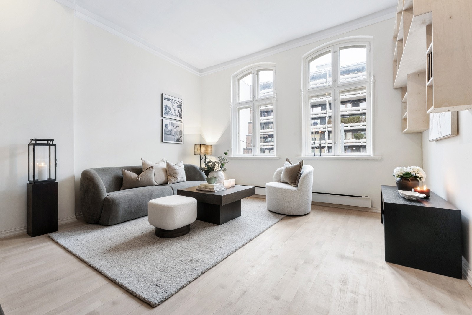 Allerede ved første blikk åpenbarer det seg et imponerende oppholdsrom med generøs takhøyde og store vindusflater. Galleribilde