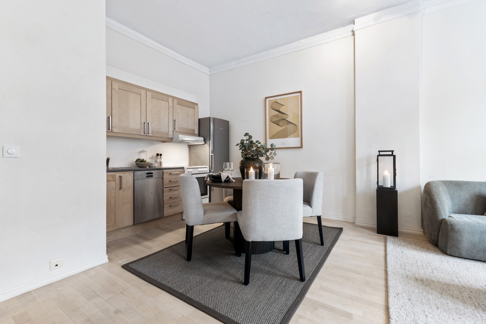 Fra spiseplassen har man fin kontakt med både stue og kjøkken, noe som gjør rommet ideelt for vertskap. Galleribilde