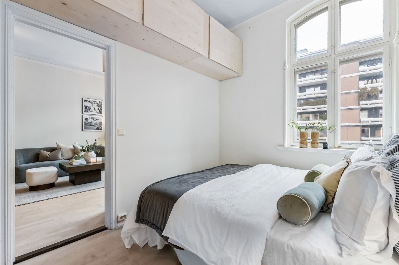 Store vinduer også her slipper inn rikelig med dagslys og skaper en behagelig atmosfære. Galleribilde