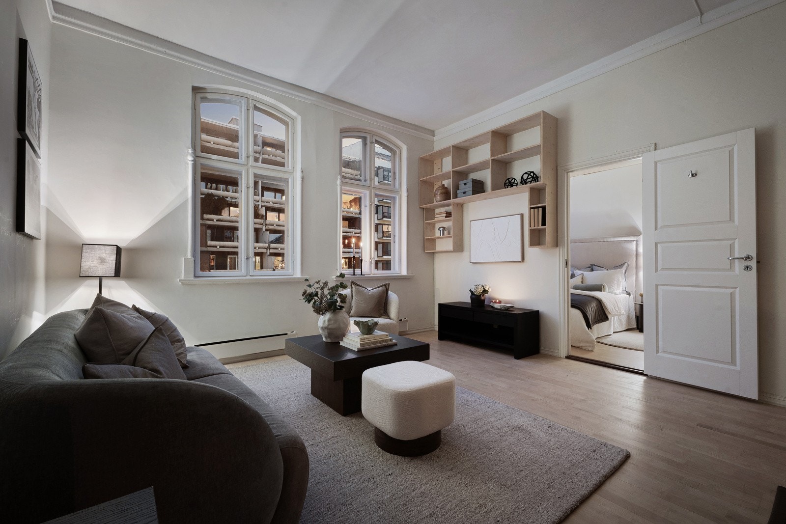 De store vindusflatene gir ikke bare lys, men også en flott visuell kontakt med omgivelsene utenfor. Galleribilde