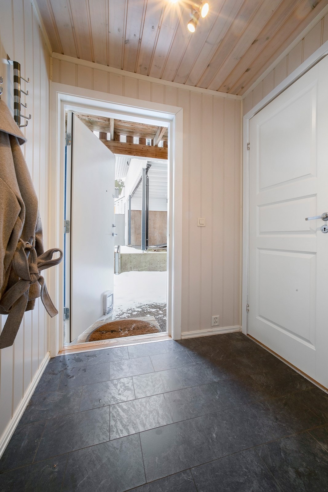 Lys entré med plass til oppheng av yttertøy og sko. Praktisk bod på 3 kvm rett innenfor entréen. Galleribilde